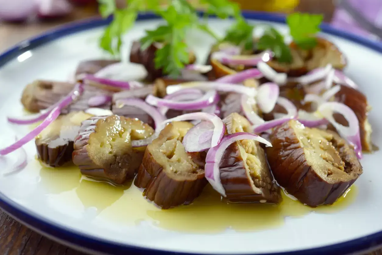 Жареные баклажаны с зеленью и лимоном