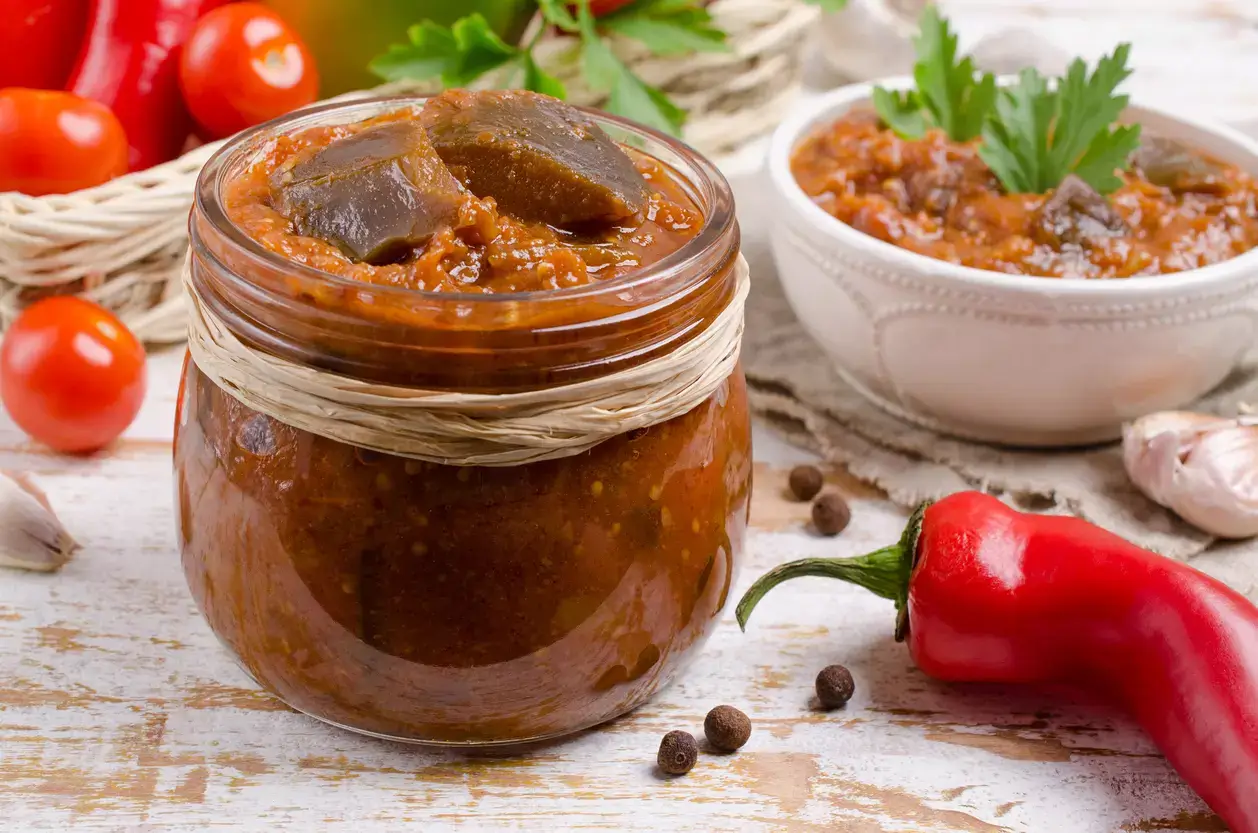 Жареные баклажаны с зеленью и лимоном